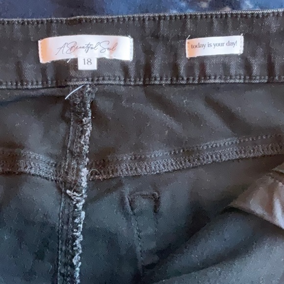 A Beautiful Soul Black Wash 5” High Rise Jean Short Size 18, NWT - Picture 12 of 15